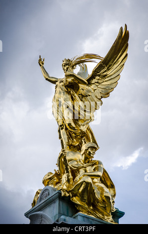 LONDON, Großbritannien – die Victoria Memorial Statue, ein großes Denkmal vor dem Buckingham Palace, ist eine Hommage an die Herrschaft von Königin Victoria und dient als Wahrzeichen der reichen Geschichte Londons. Das beeindruckende Marmor- und Bronzemonitor ist eine beliebte Touristenattraktion, die das künstlerische Talent und die Handwerkskunst zeigt, die das kulturelle Erbe Großbritanniens ausmachen. Stockfoto