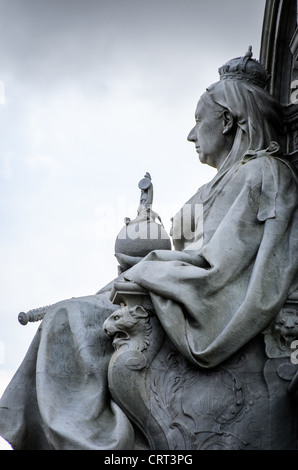 Victoria Memorial Buckingham Palace London Queen Victoria sitzt direkt vor Buckingham Palace, Queen Victoria mit Blick auf The Mall 169-111150782 das Victoria Memorial, Queen Victoria, gewidmet. Schließt ein Exemplar. Stockfoto
