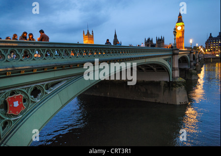 LONDON, Großbritannien – die Westminster Bridge, die sich über die Themse erstreckt, verbindet Westminster und Lambeth und bietet einen atemberaubenden Blick auf berühmte Wahrzeichen wie die Houses of Parliament und Big Ben. Diese historische Brücke wurde 1862 fertiggestellt und besticht durch ihr unverwechselbares gotisches Design und ihre leuchtende grüne Farbe. Die Westminster Bridge ist nach wie vor eine geschäftige Durchgangsstraße und ein beliebter Ort für Touristen und Fotografen. Stockfoto