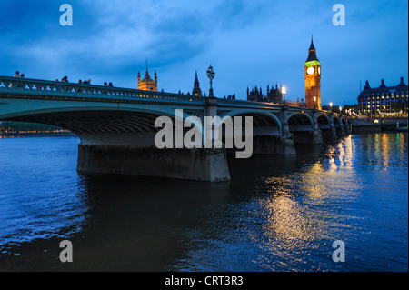 LONDON, Großbritannien – die Westminster Bridge, die sich über die Themse erstreckt, verbindet Westminster und Lambeth und bietet einen atemberaubenden Blick auf berühmte Wahrzeichen wie die Houses of Parliament und Big Ben. Diese historische Brücke wurde 1862 fertiggestellt und besticht durch ihr unverwechselbares gotisches Design und ihre leuchtende grüne Farbe. Die Westminster Bridge ist nach wie vor eine geschäftige Durchgangsstraße und ein beliebter Ort für Touristen und Fotografen. Stockfoto