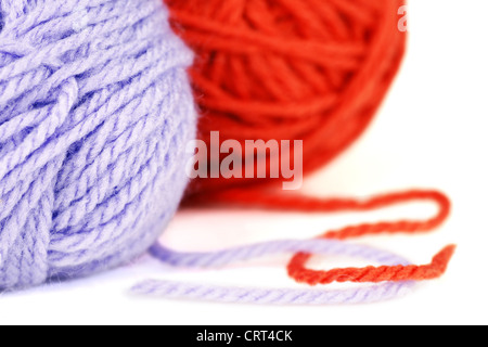 Makroaufnahme von Kugeln der lila und orange Wolle oder Garn, großen bunten handwerklichen Hintergrund. Stockfoto