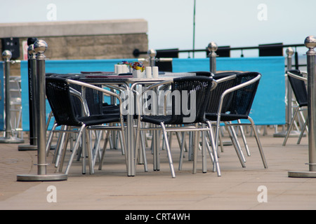 Malerische Aussicht auf freie Plätze im Café im Freien. Stockfoto