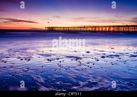 Sonnenuntergang über der Kanalinseln und Ventura Pier von San Buenaventura State Beach, Ventura, Kalifornien USA Stockfoto