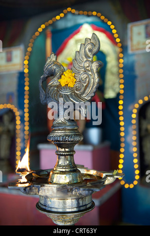 Zeremonielle Öllampen gesehen an der Sri Veeramakaliamman Hindu-Tempel in Little India, Singapur, Asien Stockfoto