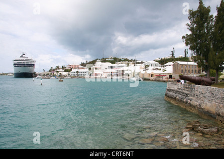 Celebrity Millennium Kreuzfahrt Schiff angedockt im Hafen von St. George, Bermuda Stockfoto