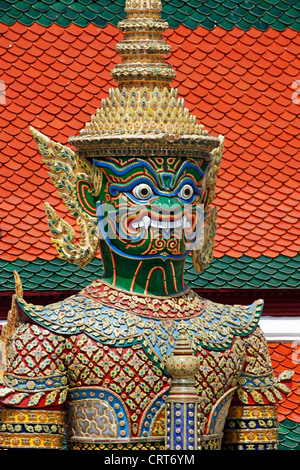 Temple Guardian riesige Indrajit mit hässlichen, groteske Maske an der Grand Palace Complex, Wat Phra Kaeo, Bangkok, Thailand. Stockfoto