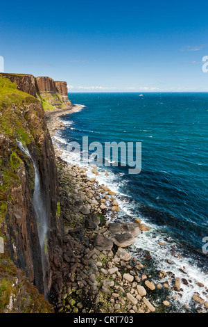 Wasserfall fließt über die Klippen an der Küste der Isle Of Skye, Kilt Rock befindet sich in der Ferne Trotternish, Scotland, UK, Europa Stockfoto