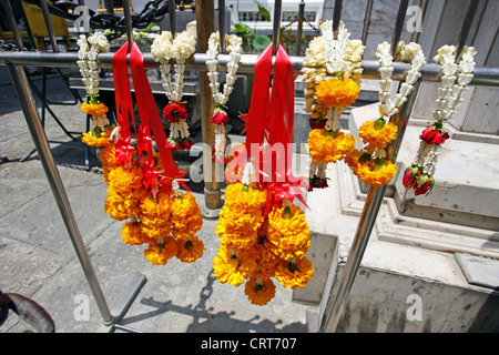 Gelbe Blumengirlande bietet bei der Grand Palace Complex, Wat Phra Kaeo, Bangkok, Thailand. Stockfoto