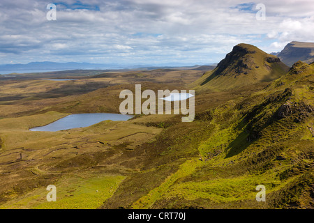 Blick über Loch Erdöl-Na Luirginn und Loch Cleat, dem nördlichsten Gipfel der Trotternish Ridge auf der Isle Of Skye Stockfoto