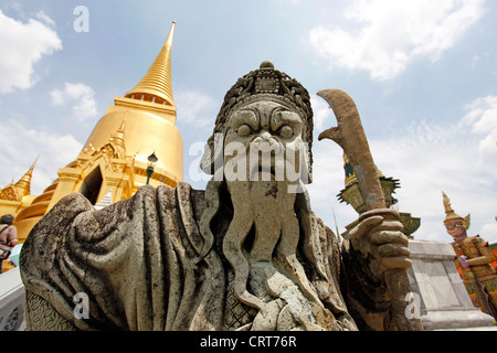 Phra Siratana goldene Chedi auf der oberen Terrasse am großen Palast Komplex, Wat Phra Kaeo, Bangkok, Thailand. Stockfoto