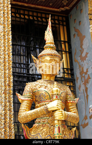 Goldene Wächter Statue Händen mit einem Schwert an der Grand Palace Complex, Wat Phra Kaeo, Bangkok, Thailand. Stockfoto