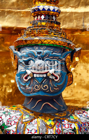 Hässlich und grotesken Gesichtsmasken auf Yaksha Dämon Statue im Grand Palace Complex, Wat Phra Kaeo, Bangkok, Thailand. Stockfoto