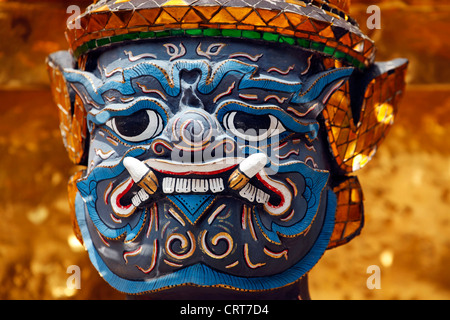 Hässlich und grotesken Gesichtsmasken auf Yaksha Dämon Statue im Grand Palace Complex, Wat Phra Kaeo, Bangkok, Thailand. Stockfoto