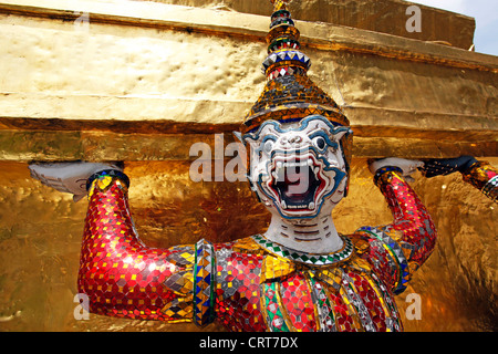 Hässlich und grotesken Gesichtsmasken auf Yaksha Dämon Statue im Grand Palace Complex, Wat Phra Kaeo, Bangkok, Thailand. Stockfoto