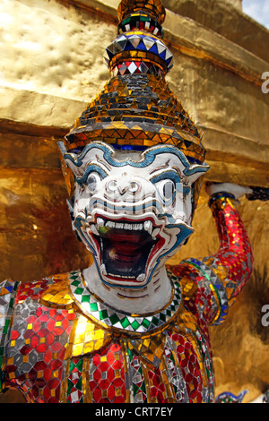 Hässlich und grotesken Gesichtsmasken auf Yaksha Dämon Statue im Grand Palace Complex, Wat Phra Kaeo, Bangkok, Thailand. Stockfoto