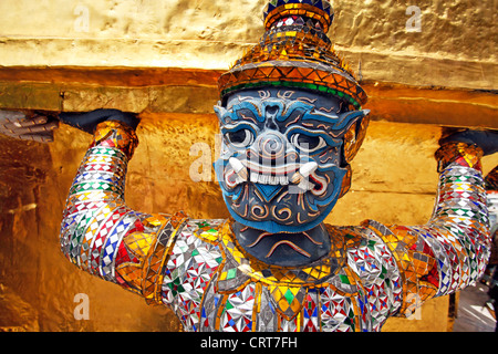 Hässlich und grotesken Gesichtsmasken auf Yaksha Dämon Statue im Grand Palace Complex, Wat Phra Kaeo, Bangkok, Thailand. Stockfoto