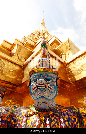 Hässlich und grotesken Gesichtsmasken auf Yaksha Dämon Statue im Grand Palace Complex, Wat Phra Kaeo, Bangkok, Thailand. Stockfoto