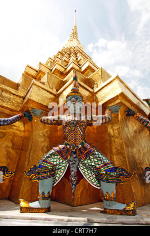 Hässlich und grotesken Gesichtsmasken auf Yaksha Dämon Statue im Grand Palace Complex, Wat Phra Kaeo, Bangkok, Thailand. Stockfoto