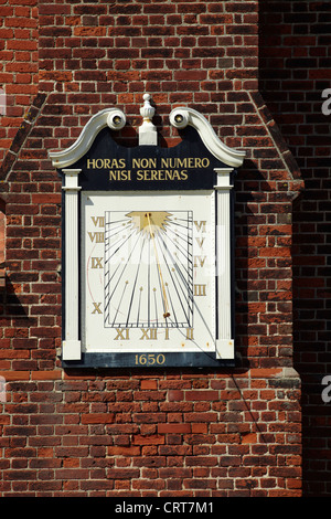 Sonnenuhr aus dem 17. Jahrhundert auf einem Gebäude in Aldeburgh, Norfolk, Großbritannien. Stockfoto