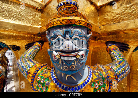 Hässlich und grotesken Gesichtsmasken auf Yaksha Dämon Statue im Grand Palace Complex, Wat Phra Kaeo, Bangkok, Thailand. Stockfoto