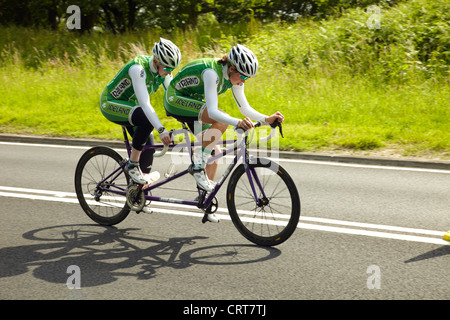 Catherine Walsh und Fran Meehan auf der A20 bei der paralympischen Radsport Training Day in Brands Hatch, Kent, UK. Stockfoto