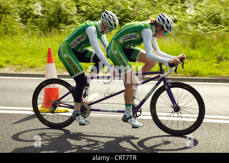 Catherine Walsh und Fran Meehan auf der A20 bei der paralympischen Radsport Training Day in Brands Hatch, Kent, UK. Stockfoto