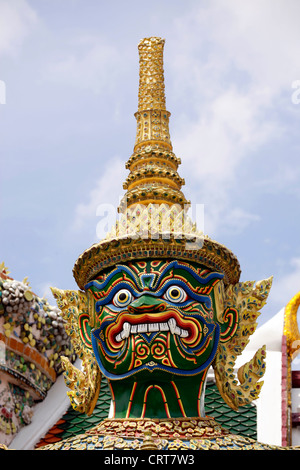 Temple Guardian riesige Indrajit mit hässlichen, groteske Maske an der Grand Palace Complex, Wat Phra Kaeo, Bangkok, Thailand. Stockfoto