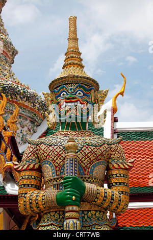 Temple Guardian riesige Indrajit mit hässlichen, groteske Maske an der Grand Palace Complex, Wat Phra Kaeo, Bangkok, Thailand. Stockfoto