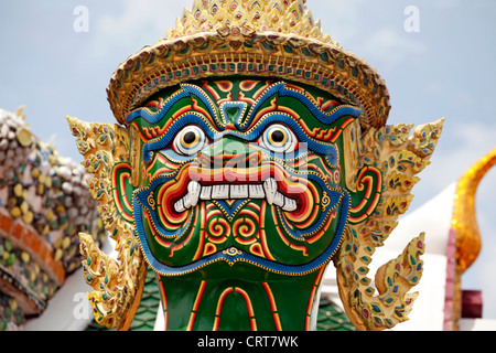 Temple Guardian riesige Indrajit mit hässlichen, groteske Maske an der Grand Palace Complex, Wat Phra Kaeo, Bangkok, Thailand. Stockfoto