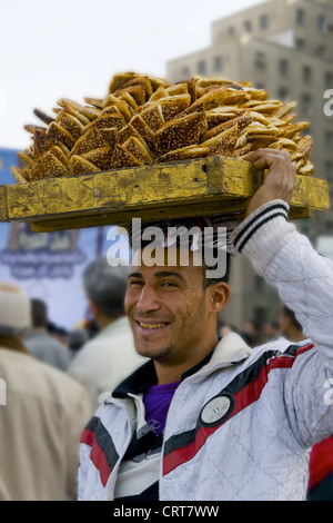 Gefüllte Brote Anbieter auf dem Tahrir-Innenstadt von Kairo-Kairo Tahrir-Platz Stockfoto