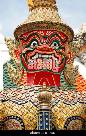 Temple Guardian Riesen Suriyaphob mit hässlichen, groteske Maske an der Grand Palace Complex, Wat Phra Kaeo, Bangkok, Thailand. Stockfoto