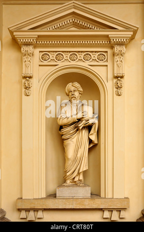 Berlin, Deutschland. Franzosischer Dom / französischer Dom in Gendarmenmarkt. Statue außerhalb. Stockfoto