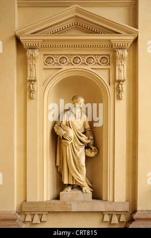 Berlin, Deutschland. Franzosischer Dom / französischer Dom in Gendarmenmarkt. Statue außerhalb. Stockfoto