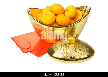 Chinese New Year Mandarinen in Goldbarren Container und rote Pakete auf weißem Hintergrund Stockfoto