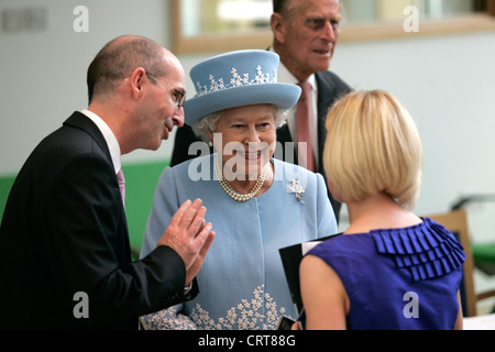 Ihre Majestät die Königin wird ein Mitglied des Personals von Gerard Guckian vorzustellen. bei der Eröffnung des South West akut Krankenhaus Stockfoto