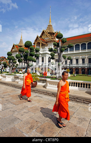Den Königspalast und buddhistischen Mönchen in der Grand Palace Complex, Wat Phra Kaeo, Bangkok, Thailand. Stockfoto
