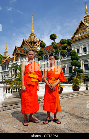 Den Königspalast und buddhistischen Mönchen in der Grand Palace Complex, Wat Phra Kaeo, Bangkok, Thailand. Stockfoto