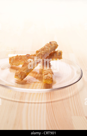 Sonnenblumenkerne Blätterteig-Sticks auf einer transparenten Glasplatte über Kiefer Holz Tisch Stockfoto