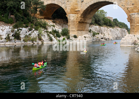 Kanufahren auf dem Fluss Gard unterhalb der Pont Du Gard, römische Brücke und Aquädukt in Südfrankreich. Stockfoto