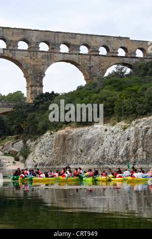 Kanufahren auf dem Fluss Gard unterhalb der Pont Du Gard, römische Brücke und Aquädukt in Südfrankreich. Stockfoto