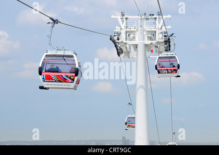 Kabinen & Masten von innen Emirates Air Line Seilbahn Pod über Themse zwischen Greenwich Peninsula und Royal Docks gesehen Stockfoto