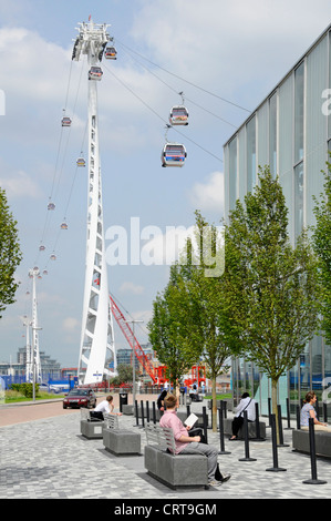 Emirates Air Line gesponsert Seilbahn überquert die Themse zwischen Greenwich Peninsula und Royal Docks Stockfoto