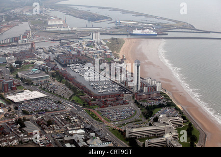 Luftaufnahme von Swansea City centre, Marina, Tesco Speicher, SA1 Entwicklung, Cork Fähre in Docks Meridian Kai Gebäude in Süd-Wales Stockfoto