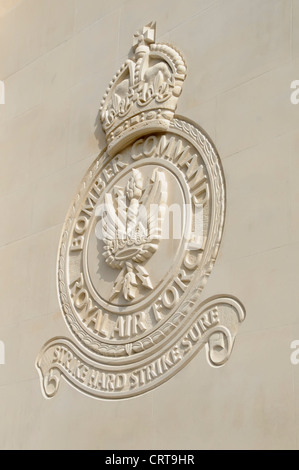 Das Bomber Command der Royal Air Force Memorial Nahaufnahme Detail des Bomber Command Badge in die Portland Steinstruktur Green Park London England eingraviert Stockfoto