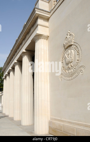 Das Royal Air Force Bomber Command Memorial wurde in Portland Stone am Rande des Green Park an einem sonnigen Tag am blauen Himmel in London, England, errichtet Stockfoto