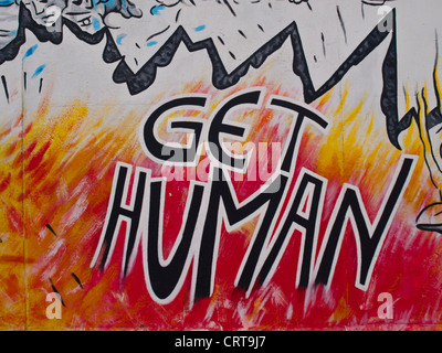 Berliner Wandgemälde und Graffiti „Get Human“ Stockfoto