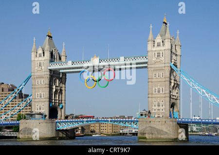 Olympische Ringe ausgesetzt unter Gehweg auf Tower Bridge Stockfoto