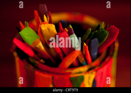 Mehrfarbige Pinsel in die Farbe kann mit Farbtropfen abgedeckt Stockfoto