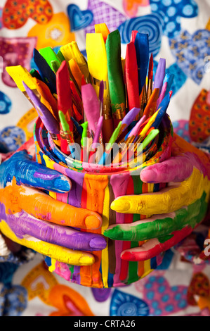 Close-up Frau mit bunten Farbe kann mit lackierten Fingern Stockfoto