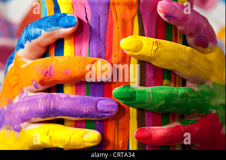 Close-up Frau mit bunten Farbe kann mit lackierten Fingern Stockfoto